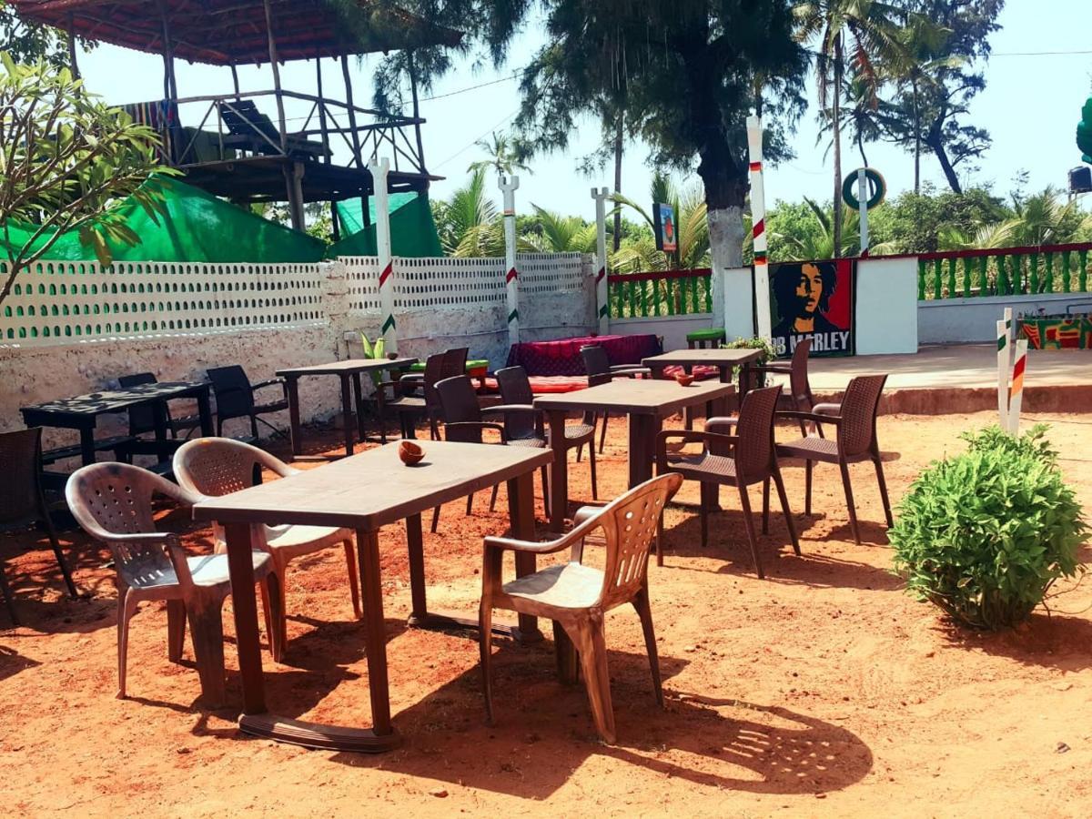 Rasta Mansion Beach Hostel And Rooms Arambol Eksteriør billede